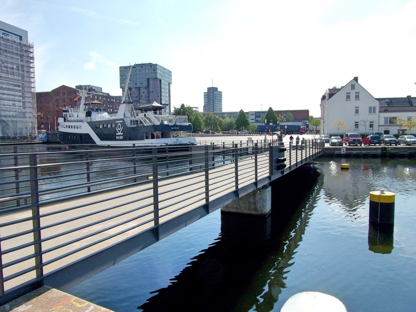 Zitadellenbrücke über den Lotsekanal mit Blick zum Kanalplatz im Harburger Binnenhafen, aufgenommen 2017.