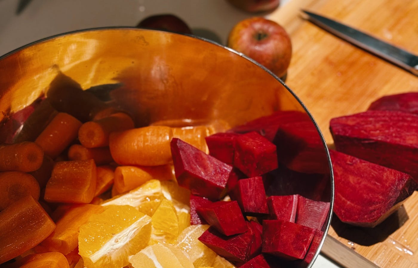 Bunte Auswahl an hundefreundlichem Obst und Gemüse wie Rote Bete, Karotten und Blaubeeren