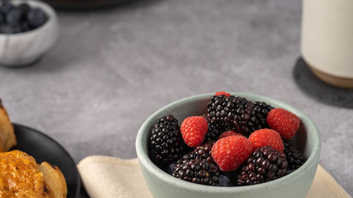 Selbstgemachtes Hundeeis in einer Silikonform mit Beeren und Joghurt