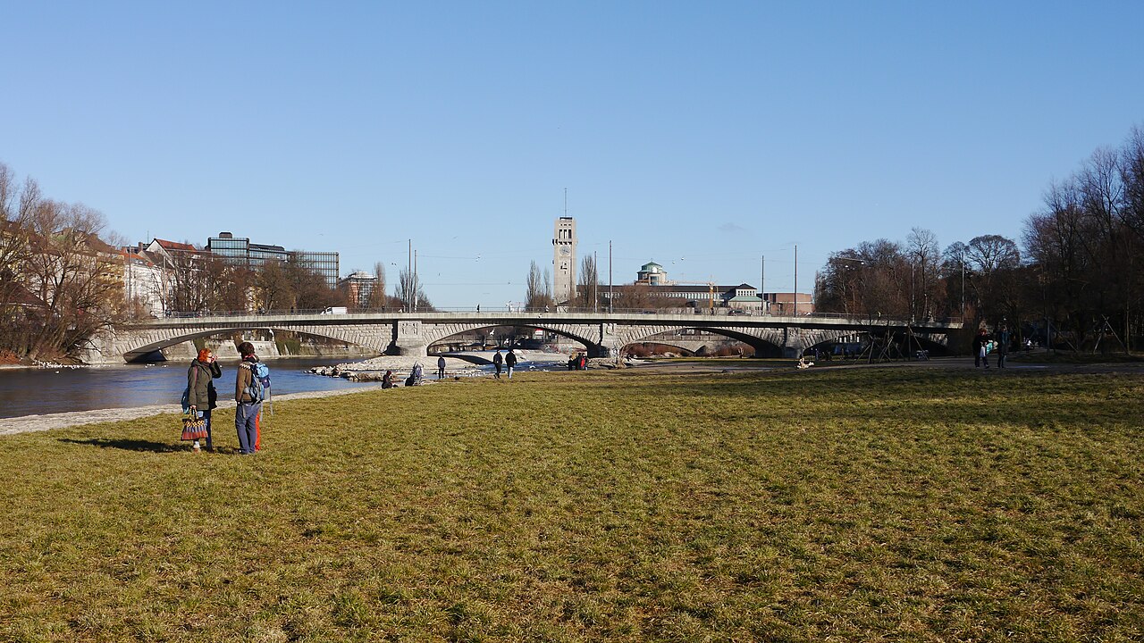 Reichenbachbrücke über die Isar in München, vom südwestlichen Ufer aus gesehen